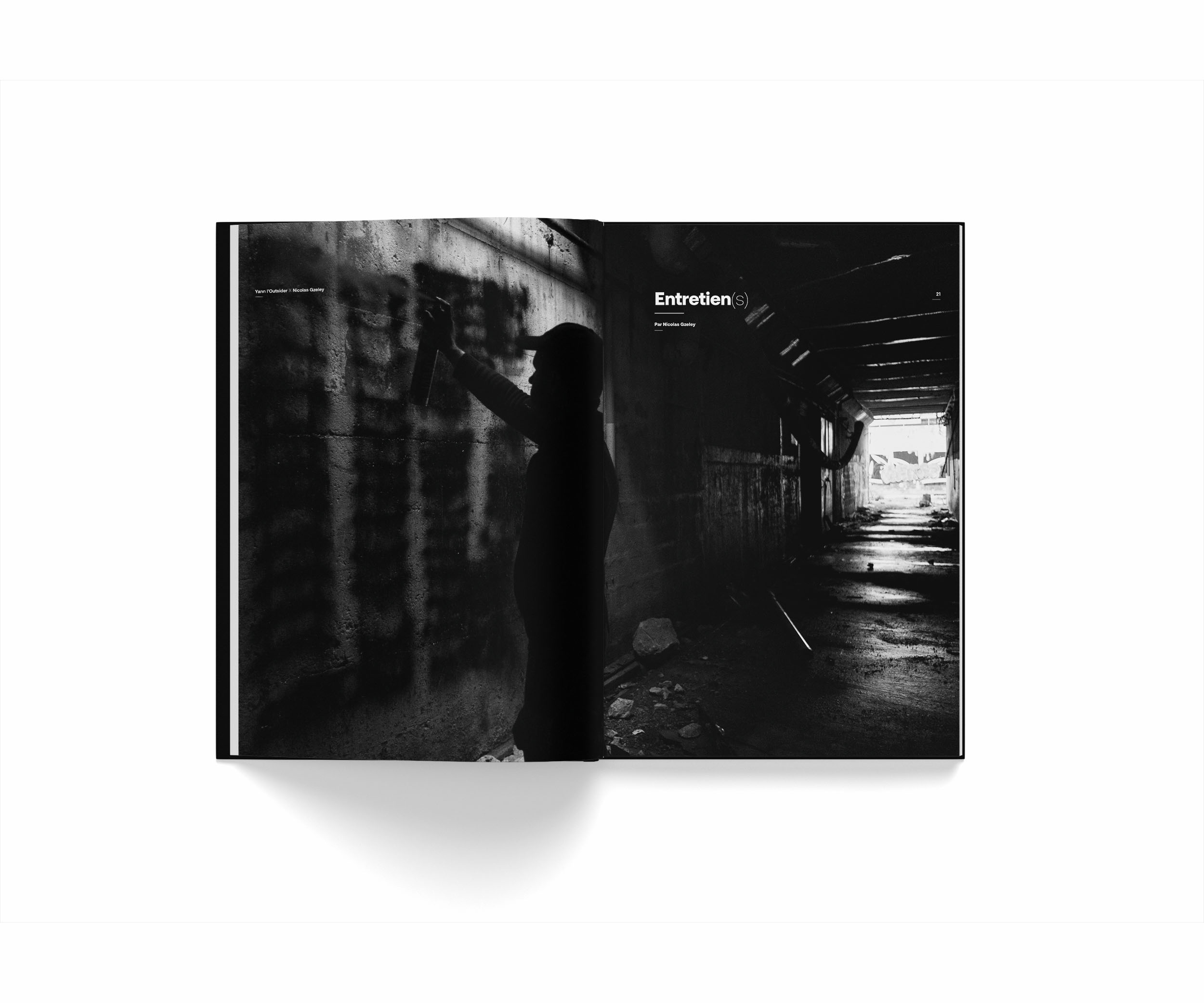Livre ouvert avec un photographie en noir et blanc de Yann l'Outsider en train de faire un graffiti dans un tunnel